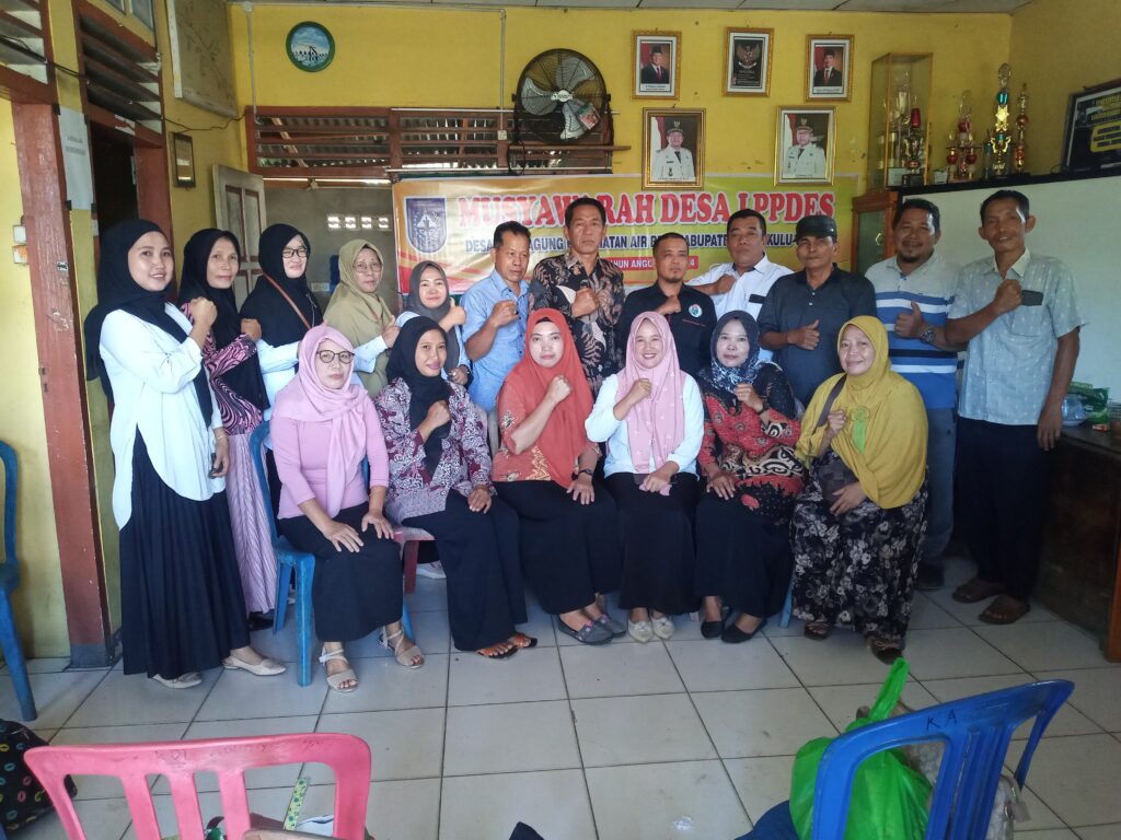 Musyawarah Desa Laporan Penyelenggaraan Pemerintah Desa (LPPD) Tahun 2024 Penyelenggaraan Pemerintah Desa (LPPD) Tahun 2024 Desa Kota Agung Desa Kota Agung Kecamatan Air Besi Kabupaten Bengkulu Utara InfoArma.Com- Rabu 16/04/2025. musyawarah ini merupakan bahan evaluasi dan tolak ukur dalam menentukan Rencana Kegiatan Tindak Lanjut bagi Desa Kota Agung Dalam menyusun LPPD ini, Pemerintah desa menyusun laporan yang dimulai dengan Program Kerja Penyelenggaraan Pemerintahan Desa, Program Kerja Pelaksanaan Pembangunan Desa, Program Kerja Pembinaan Kemasyarakatan Desa, dan Program Kerja Pemberdayaan Masyarakat Desa, serta Penanggulangan Bencana, Keadaan Darurat dan Mendesak. Pemerintah Desa Kota Agung telah melaksanakan musyawarah desa tentang Laporan Penyelenggaraan Pemerintah Desa dilaksanakan di Aula Kantor Desa Setempat. Dalam kesempatan ini Kepala Desa Kota Agung Akarius menjabarkan realisasi Anggaran Dana Desa ADD dan DD Tahun Anggaran 2024 Secara detail dan dan transparan kepada Undangan yang Hadir. Dalam acara musyawarah ini juga Ketua BPD Johan Arup mejelaskan baik kepada masyarakat yang hadir dan juga kepada Pemerintah desa , bahwa dalam pengelolaan dana desa, desa ini kami selalu melakukan pengawasan, hal ini kami sebagai BPD lakukan bukan berarti kami ini anti pemerintah atau tidak sepakat dengan pemerintah desa, namun ini kami Sebagai BPD Desa Kota Agung lakukan agar dalam pengelolaan dana desa tidak menyimpang baik itu sengaja ataupun tidak sengaja. " Saya sebagai ketua BPD sekaligus mewakili anggota telah melakukan pengawasan selama ini terhadap pemerintah desa kota agung dalam hal pengunaan dana desa, jadi kami sudah melakukan pundi kami sebagai perwakilan masyarakat dan sepengetahuan kami sebagai BPD, apa yang dilaksanakan oleh pemerintah desa selama ini cukup baik dan sudah cukup transparan, namun tidak kita pungkiri adanya beberapa hal yang kurang, namun kekurang tersebut kami dengan pemerintah sudah sama sama berkordinasi dan insya Allah semuanya bisa kita benahi dan perbaiki ," beber Johan Marup. Tak lupa juga pendaping desa Dayat menyampaikan kepada semua undangan yang hadir. Kami memberikan apresiasi kepada pemerintah desa kota agung, hal ini saya katakan karena selama ini dalam pengawasan kami sebagai pendaping desa , bisa di bilang pemerintah desa kota agung ini sudah cukup transparan dan tertib administrasi, jadi kita harapan kita semua kedepan pemerintah desa kota agung ini dapat lebih baik lagi dan masyarakat desa kota agung ini bisa sejahtera ekonominya, komdusip kenyamanannya dan juga keamanannya ," tutup Daya. Acara tersebut di hadiri oleh Kepala desa kota agung beserta perangkatnya. Perwakilan dari kecamatan air besi Bhabin Kantobmas Ketua BPD Karang taruna Pemuka adat Pendaping Desa (Dayat) Serta tamu undangan lainnya