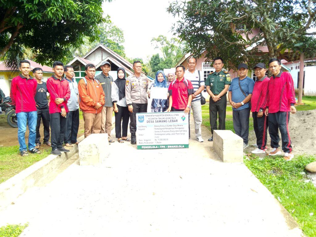 PEMERINTA DESA SAWANG LEBAR BANGUN LAMPU JALAN TENAGA SURYA SEBAGAI ENERGI ALTERNATIF