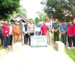 PEMERINTA DESA SAWANG LEBAR BANGUN LAMPU JALAN TENAGA SURYA SEBAGAI ENERGI ALTERNATIF
