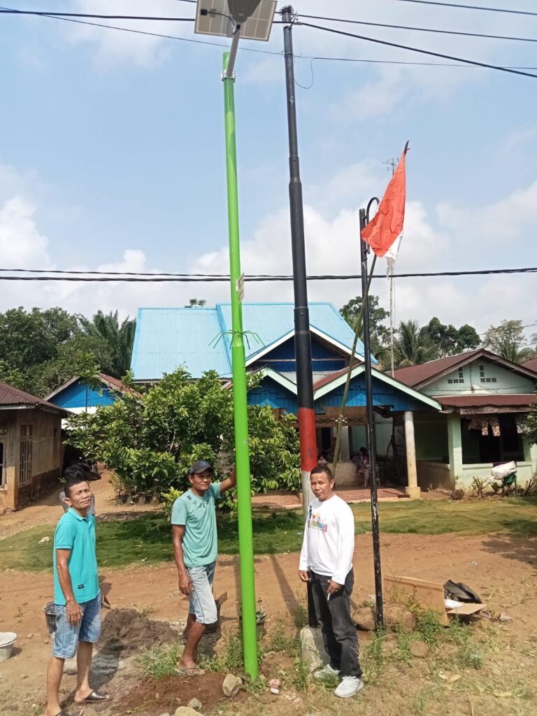 PEMDES PADANG SEPAN BANGUN 10 TITIK LAMPU JALAN TENAGA SURYA