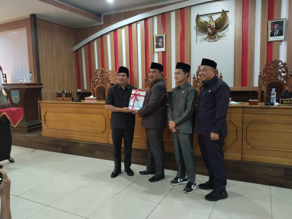 RAPAT PARIPURNA NOTA PENGANTAR RAPERDA LKPJ BUPATI B/U 2024
