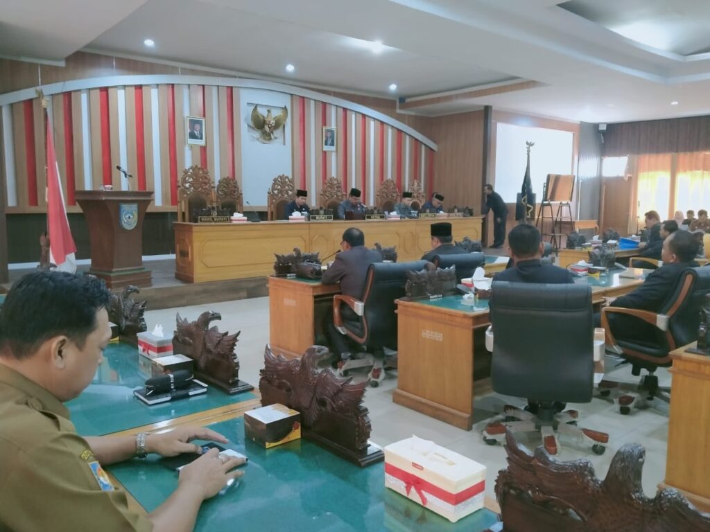 DPRD BENGKULU UTARA SETUJUI RAPERDA TAHUN 2024 MELALUI 7 FRAKSI DALAM RAPAT PARIPURNA